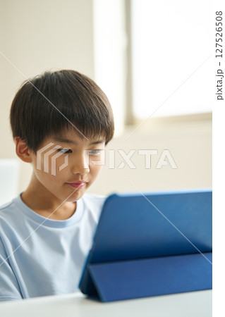 タブレット端末で視聴する小学生 タブレット端末で視聴する小学生 127526508