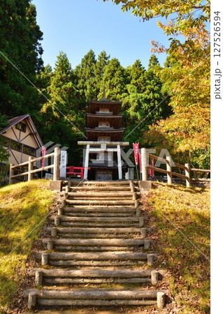 紅葉の酒呑童子神社（新潟県） 127526594