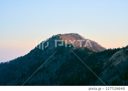 三嶺〜剣山の縦走路から見る白髪山 127526648