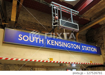 ロンドン「SOUTH KENSINGTON STATION」の看板 ロンドン「SOUTH KENSINGTON STATION」の看板 127526781
