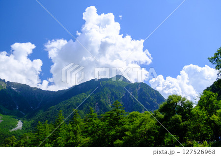 夏の青空と白い雲 127526968