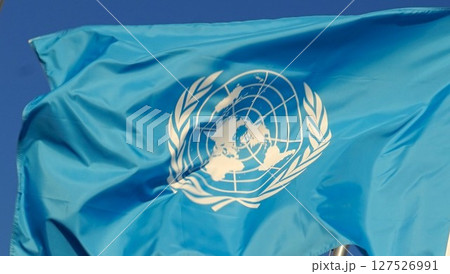 風にたなびく国連の旗 127526991