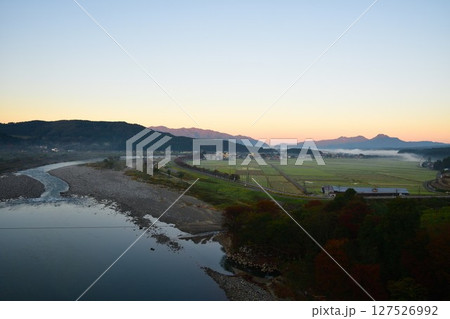 丸山大橋から関川村の街並みを望む（新潟県） 127526992