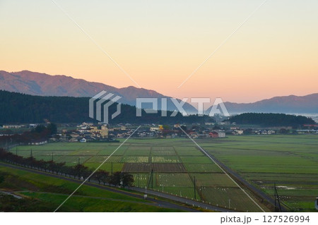 丸山大橋から関川村の街並みを望む（新潟県） 127526994