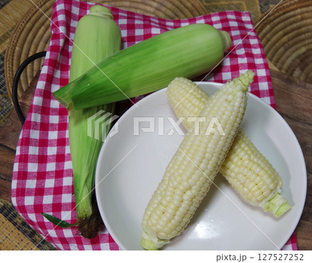 野菜の写真、白いトウモロコシ、甘いトウモロコシ 127527252