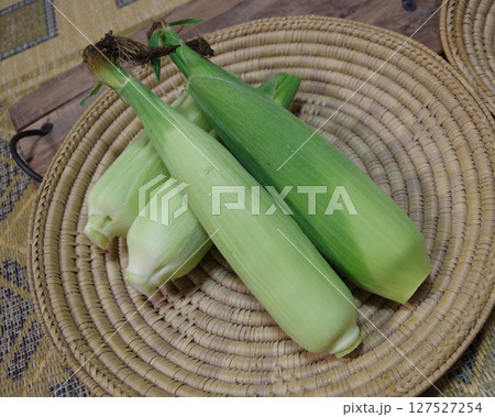 野菜の写真、白いトウモロコシ、甘いトウモロコシ 127527254