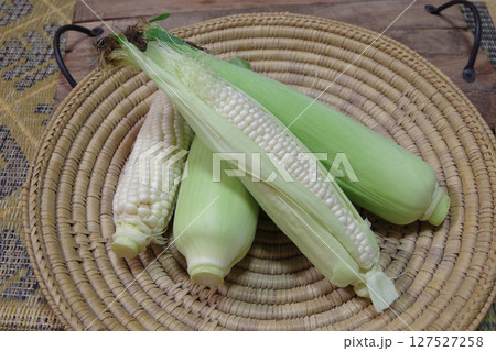野菜の写真、白いトウモロコシ、甘いトウモロコシ 127527258