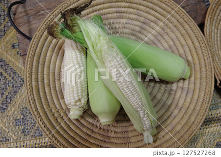 野菜、夏野菜、白いトウモロコシ、収穫のイメージ 127527268