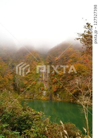 小国町小渡の滝(山形県) 小国町小渡の滝(山形県) 127527398