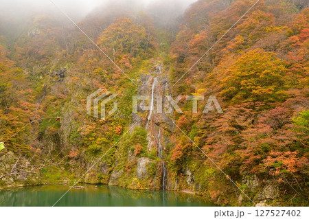 小国町小渡の滝（山形県） 127527402