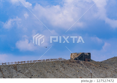 (熊本県)阿蘇山 中岳火口の上空を遊覧飛行するヘリコプター (熊本県)阿蘇山 中岳火口の上空を遊覧飛行するヘリコプター 127527472