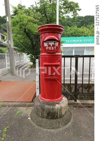 鳥取 倉吉 丸ポストのある風景(ドラッグストアザグザグ前) 鳥取 倉吉 丸ポストのある風景(ドラッグストアザグザグ前) 127527565