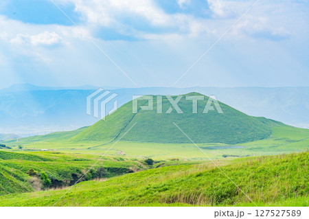 (熊本県)阿蘇山の米塚 (熊本県)阿蘇山の米塚 127527589