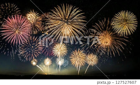 夜空に輝く綺麗で美しい打ち上げ花火のイメージ 余白 16:9サイズ AI生成素材 127527607
