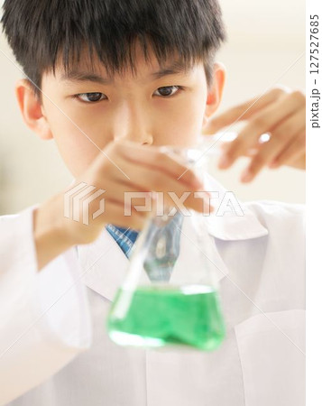 科学実験を行う小学生 科学実験を行う小学生 127527685