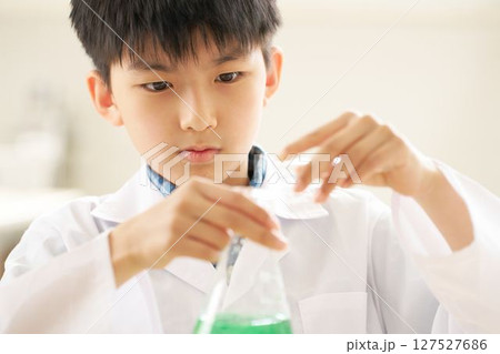 科学実験を行う小学生 127527686