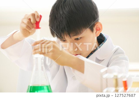 科学実験を行う小学生 127527687