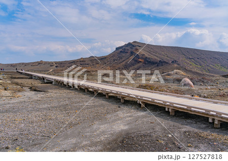 (熊本県)阿蘇火山荒原 砂千里ヶ浜 (熊本県)阿蘇火山荒原 砂千里ヶ浜 127527818