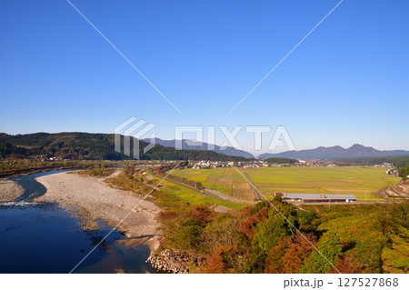 丸山大橋から関川村の街並みを望む（新潟県） 127527868