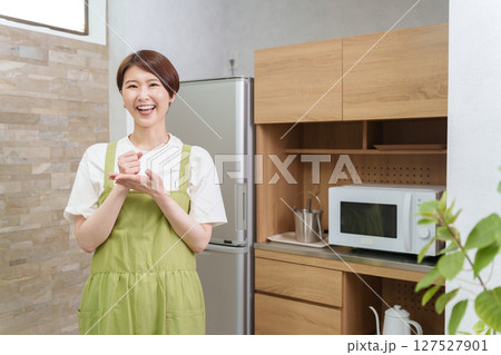 キッチンにいるひらめく女性 127527901