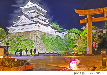 北九州市の人気観光スポットライトアップされた小倉城 127528502