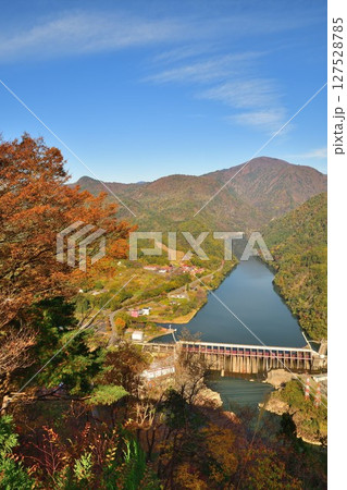 紅葉の角神ダム（新潟県） 127528785