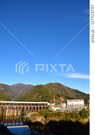 紅葉の角神ダム（新潟県） 127528787