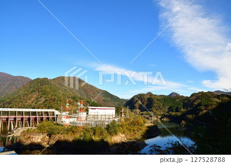 紅葉の角神ダム（新潟県） 127528788