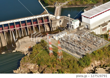 紅葉の角神ダム（新潟県） 127528791