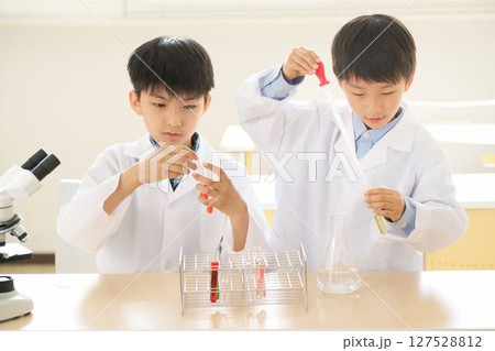 科学実験を行う小学生 科学実験を行う小学生 127528812