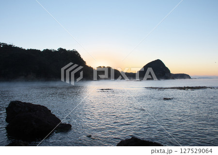 朝日を浴びる海岸 127529064