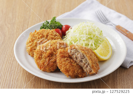 美味しそうなメンチカツ 127529225