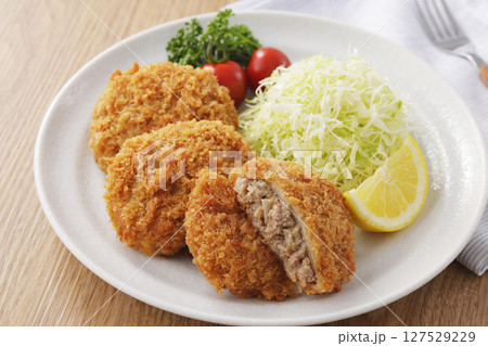 美味しそうなメンチカツ 127529229