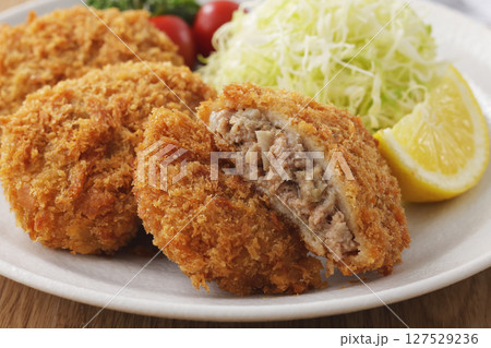 美味しそうなメンチカツ 127529236