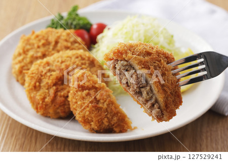 美味しそうなメンチカツ 127529241