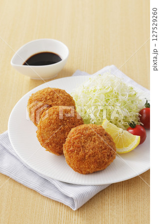 美味しそうなメンチカツ 127529260