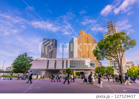 日本の横浜都市景観 エアキャビンの桜木町駅や横浜市役所、クロスゲートなどビル群を望む 127529437
