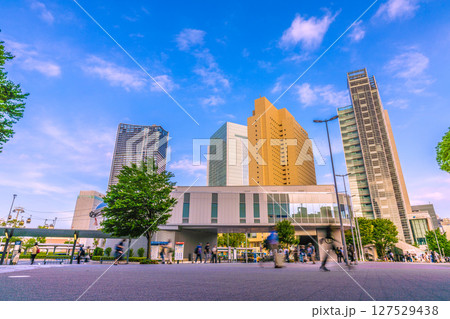 日本の横浜都市景観 エアキャビンの桜木町駅や横浜市役所、クロスゲートなどビル群を望む 日本の横浜都市景観 エアキャビンの桜木町駅や横浜市役所、クロスゲートなどビル群を望む 127529438