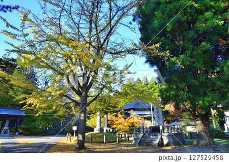 福満虚空蔵尊円蔵寺の紅葉(福島県) 福満虚空蔵尊円蔵寺の紅葉(福島県) 127529458
