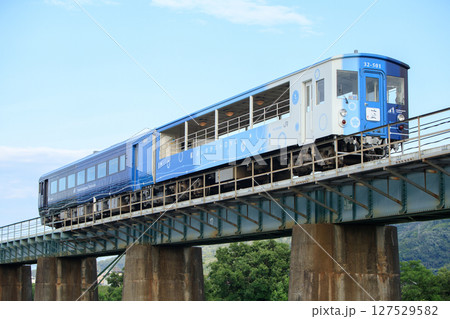 鮎喰川橋梁を渡る「藍よしのがわトロッコ」(JR四国) 鮎喰川橋梁を渡る「藍よしのがわトロッコ」(JR四国) 127529582