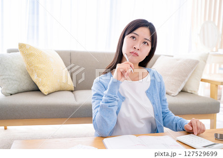 家計簿をつける若い女性 家計簿をつける若い女性 127529699