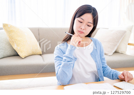家計簿をつける若い女性 127529700