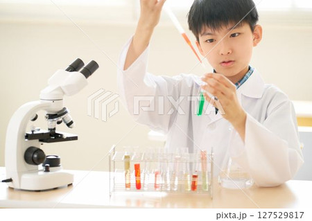 科学実験を行う小学生 科学実験を行う小学生 127529817