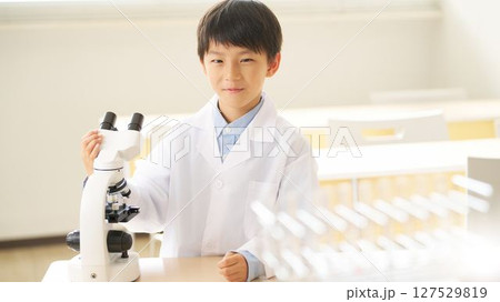 白衣を着た小学生のポートレート 白衣を着た小学生のポートレート 127529819