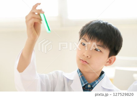 科学実験を行う小学生 127529820