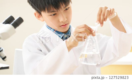 科学実験を行う小学生 127529823