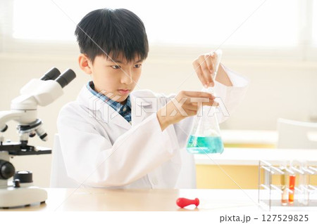 科学実験を行う小学生 127529825