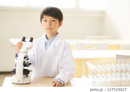 白衣を着た小学生のポートレート 127529827