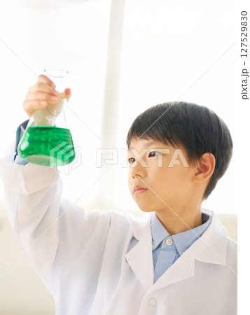科学実験を行う小学生 127529830
