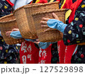 後楽園の茶摘み娘がかごに手を添える 127529898
